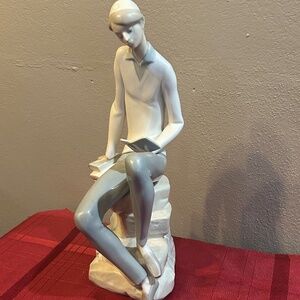 Lladro Figurine 4684 Hebrew Student Jewish Boy Reading Book